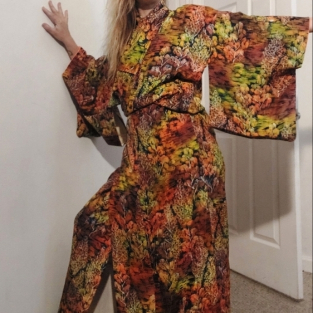 Vintage retro Japanese silk Kimono w/ metallic psychedelic leaves